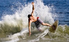 米兰体育官网-赛道上的逆袭，哈斯险胜梅赛德斯，塞恩斯展现统治级表现