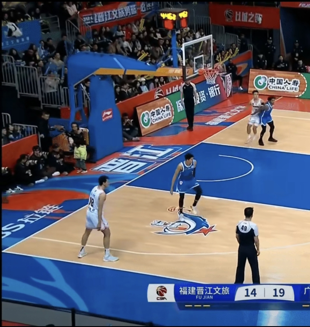 CBA赛场气氛火爆，球迷热情高涨的简单介绍