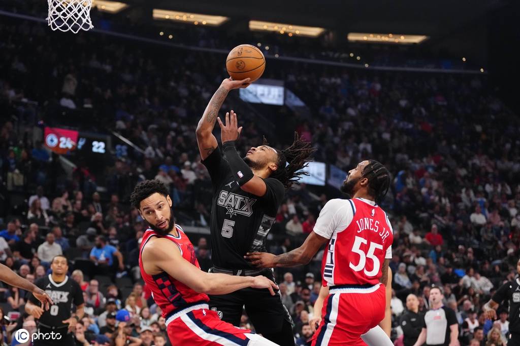 包含快船主场击败马刺，全队合作紧密的词条