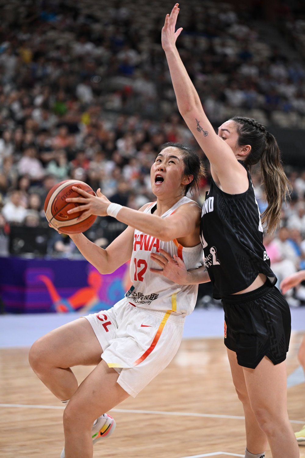 包含瑞典女篮震撼世界，篮球女神夺取冠军奖杯的词条