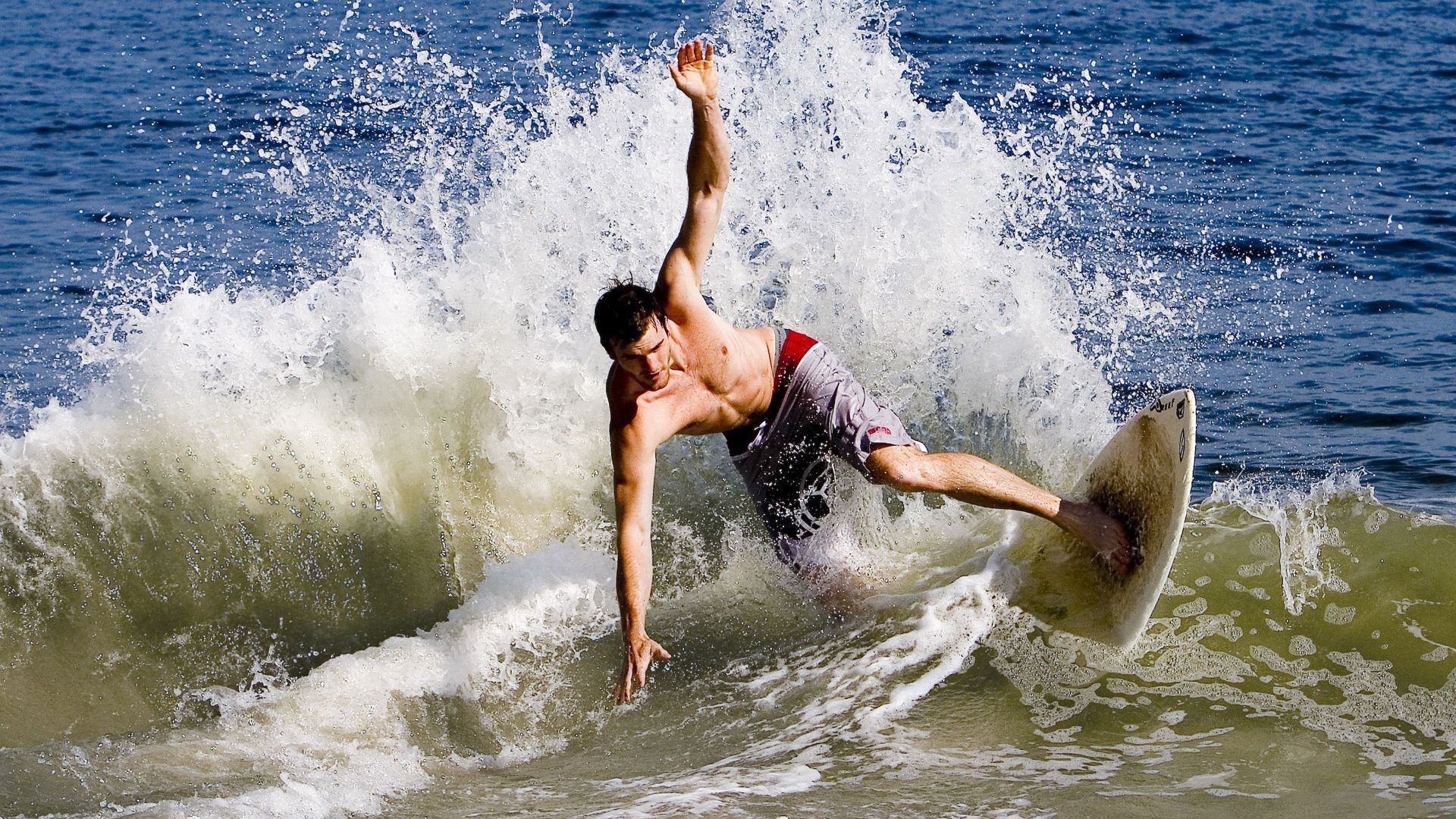 赛道上的逆袭,哈斯险胜梅赛德斯,塞恩斯展现统治级表现