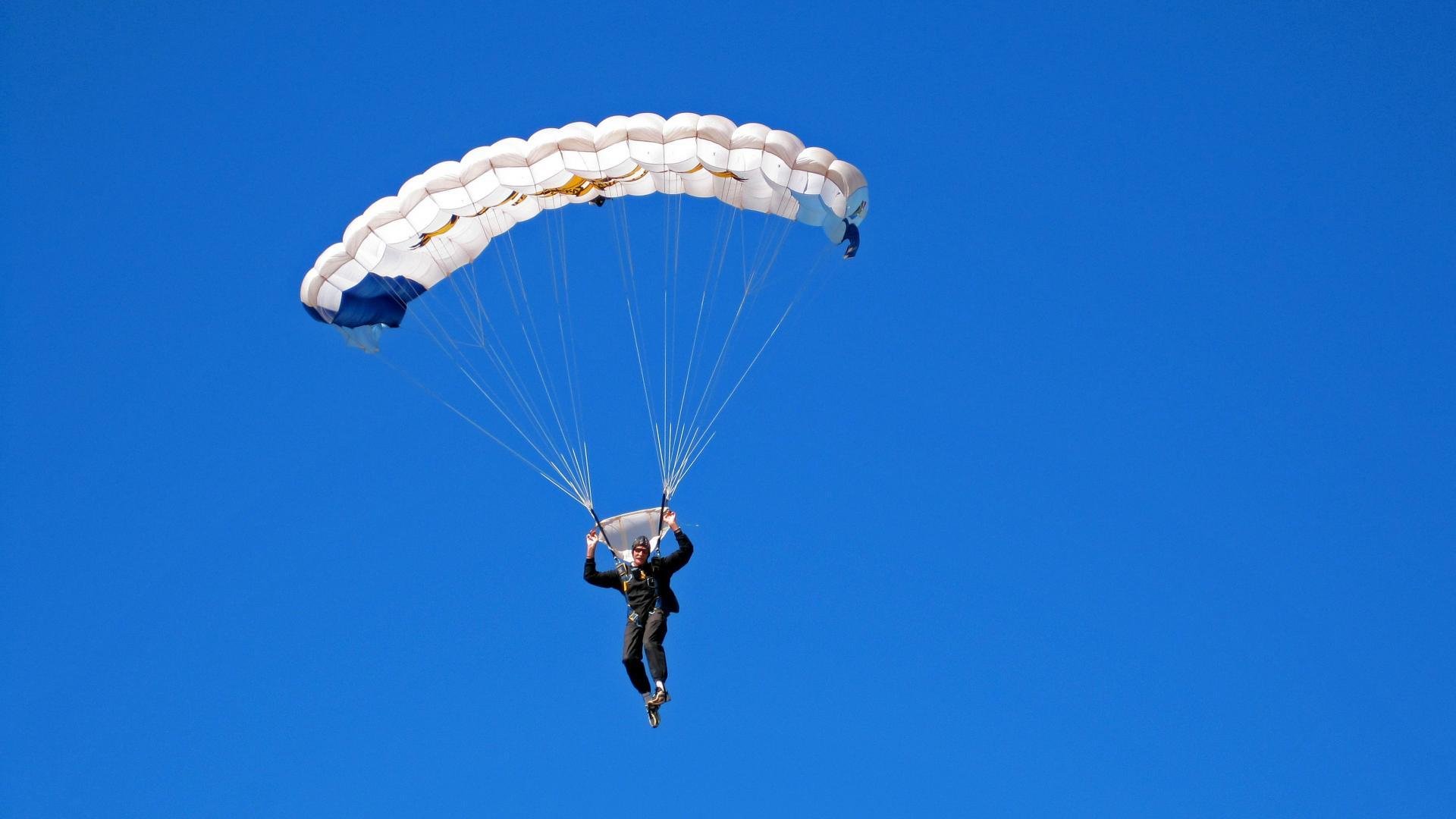 辽宁队轻取热火,克莱统治全场,一场跨越篮球次元的对决